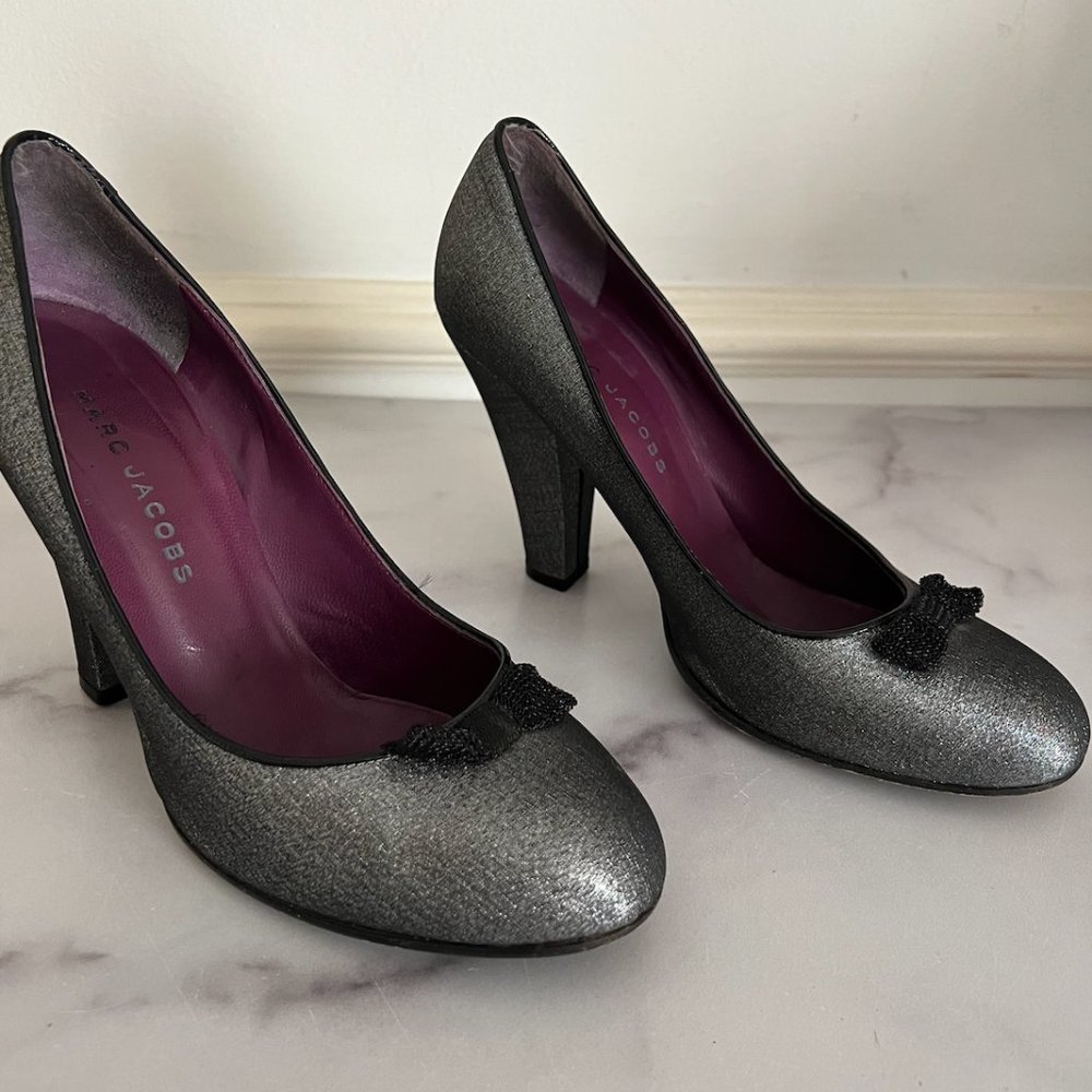 VINTAGE Marc Jacobs Silver Bow Pumps